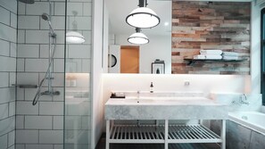 Bañera y ducha independientes, bañera profunda
