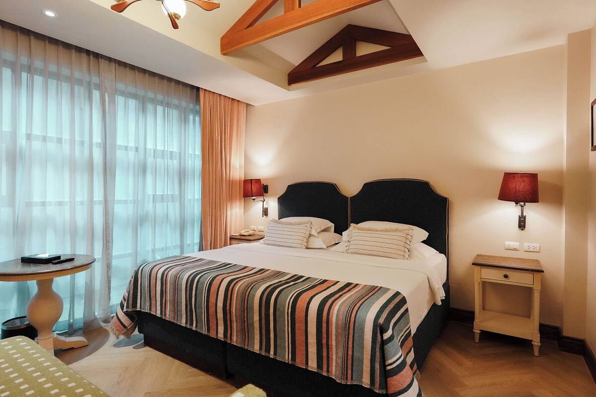 Habitación Deluxe doble | Caja fuerte, escritorio, cortinas opacas y tabla de planchar con plancha