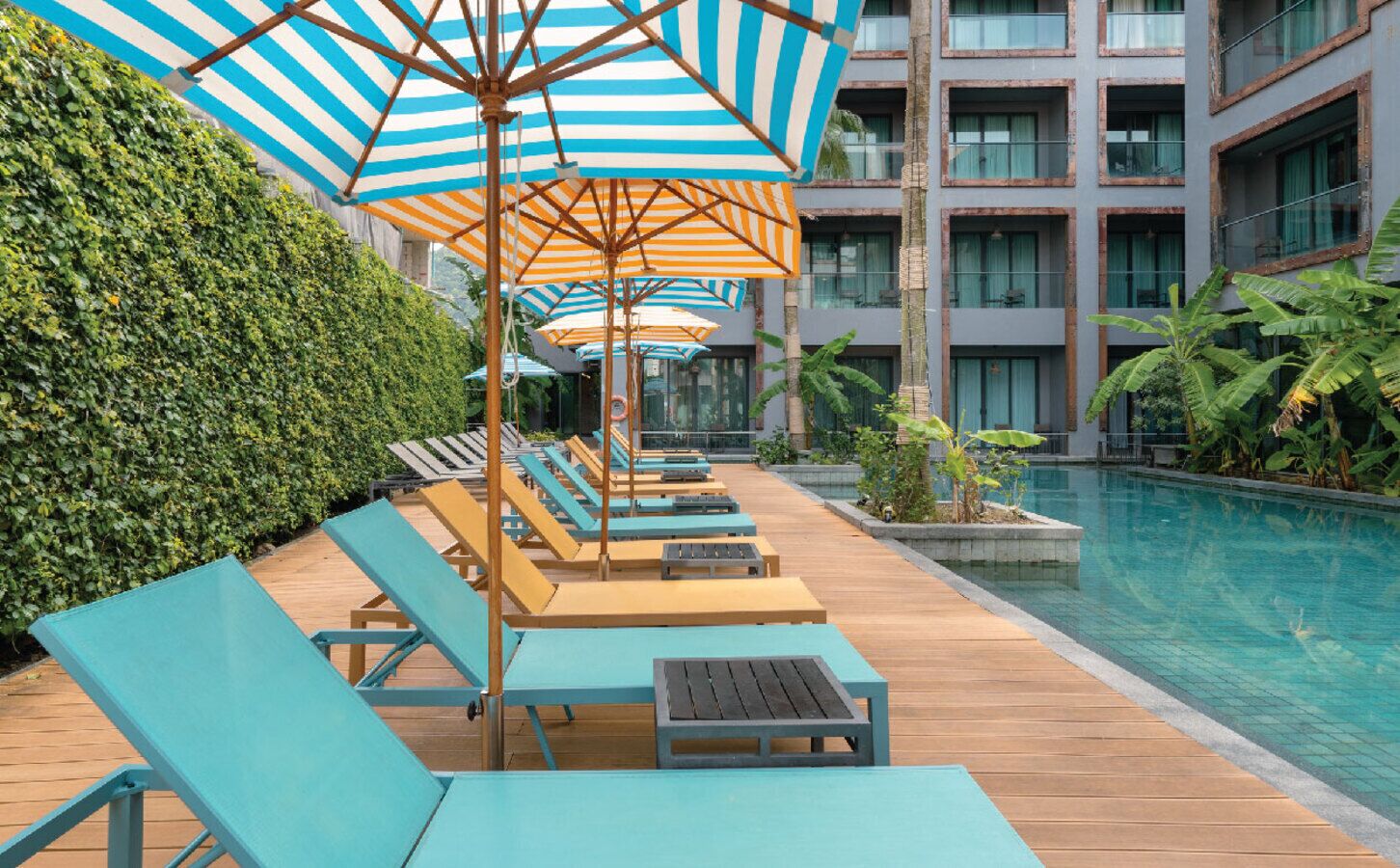 Piscine extérieure, chaises longues