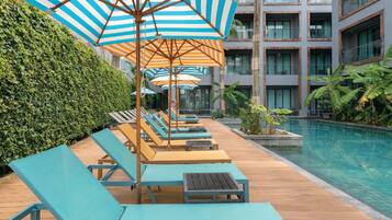Piscine extérieure, chaises longues