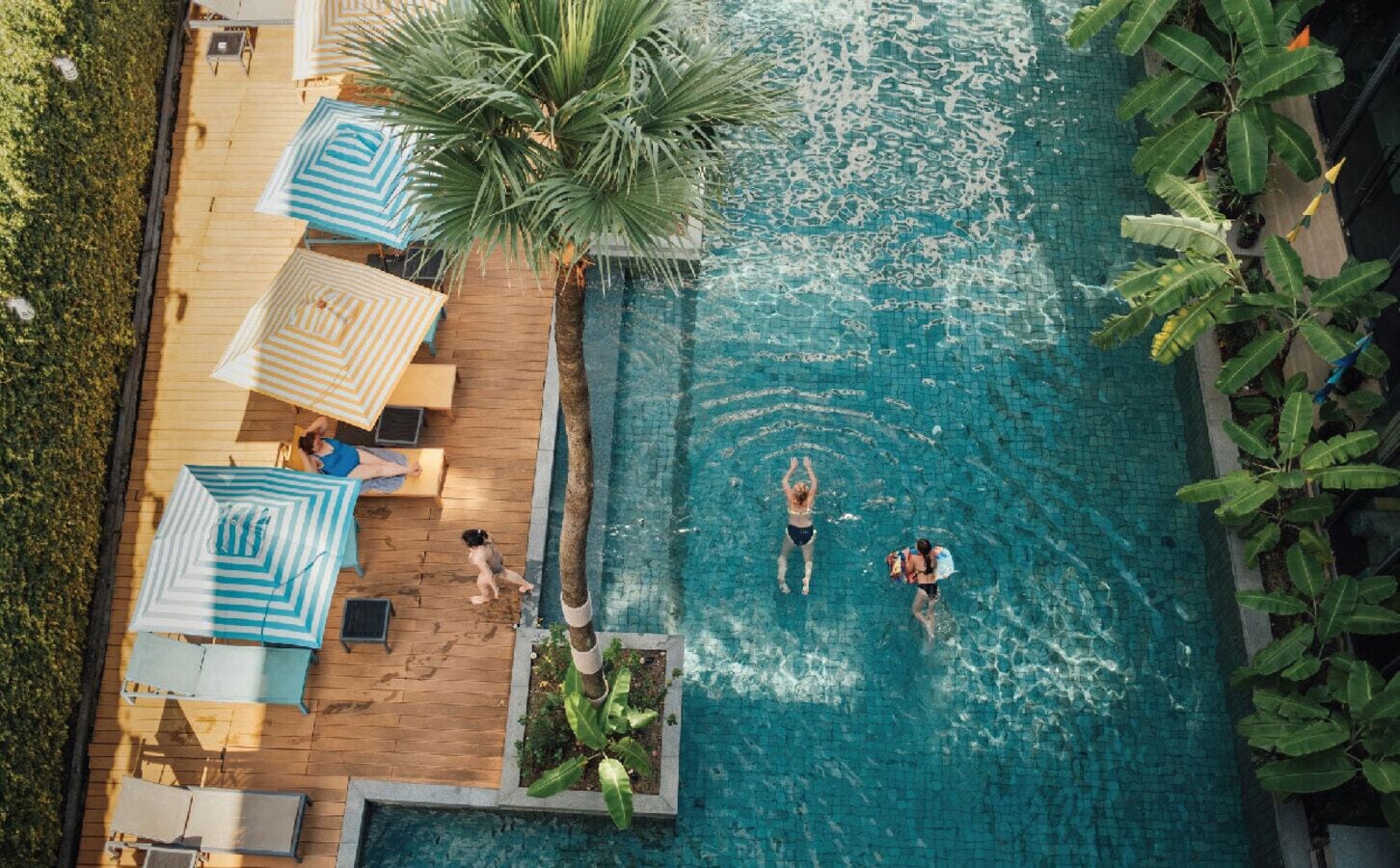 Una piscina al aire libre, sillones reclinables de piscina