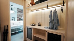 Caja de seguridad en la habitación, escritorio y cortinas blackout 