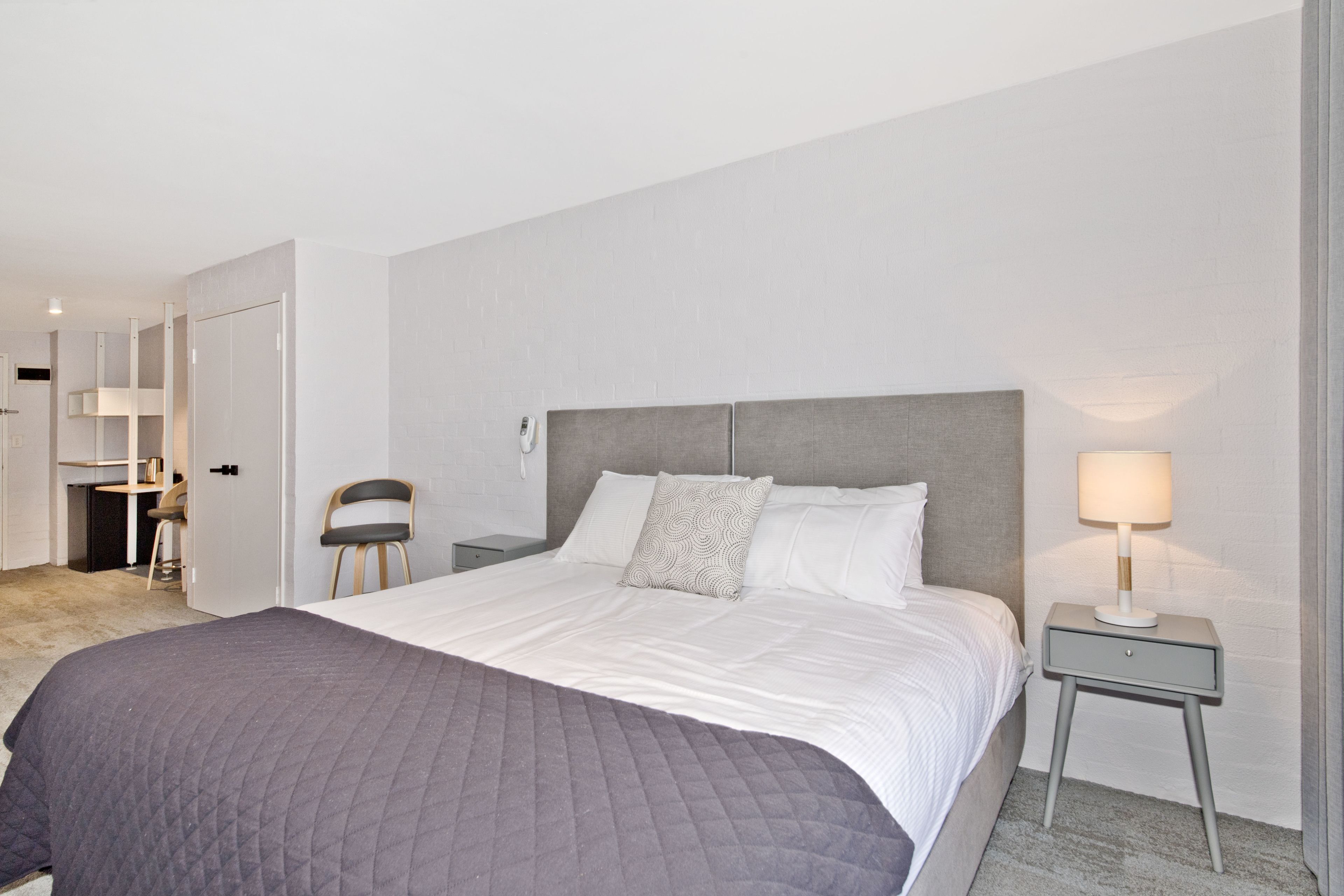 デスク、アイロン / アイロン台、ベビーベッド、可動式ベッド