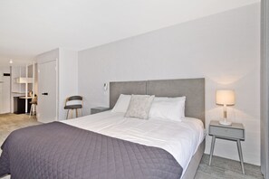 Desk, iron/ironing board, cribs/infant beds, rollaway beds - Atrium Resort Hotel (Mandurah)