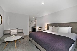 Työpöytä, silitysrauta/-lauta, vauvansängyt, lisävuoteet