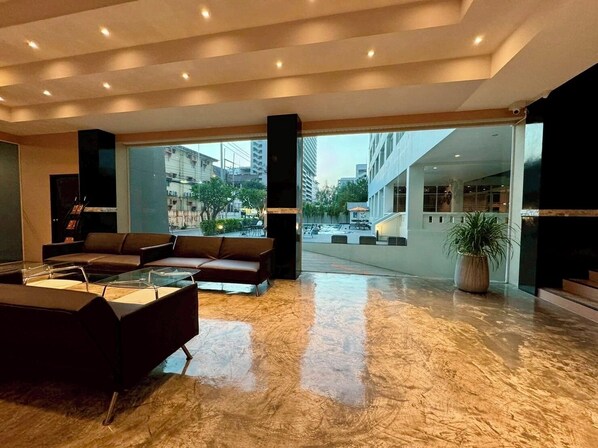 Coin salon dans le hall