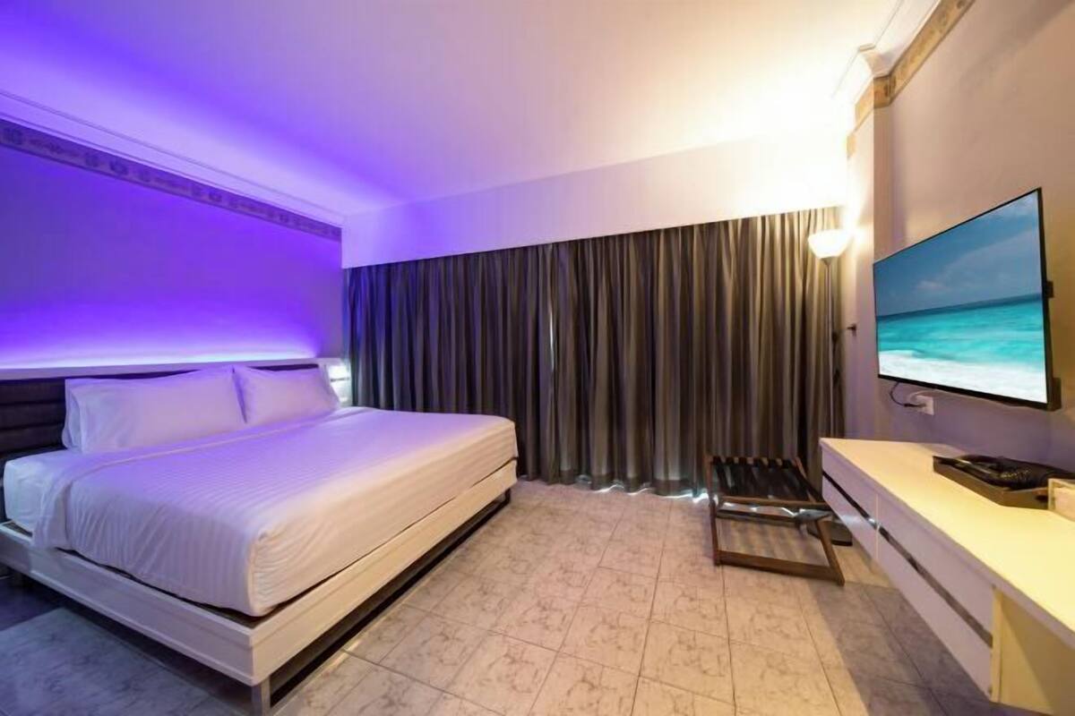 Premium bedding, in-room safe, desk, blackout drapes