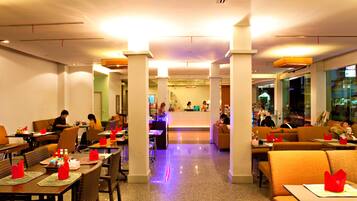 Café da manhã, almoço e jantar; culinária tailandesa