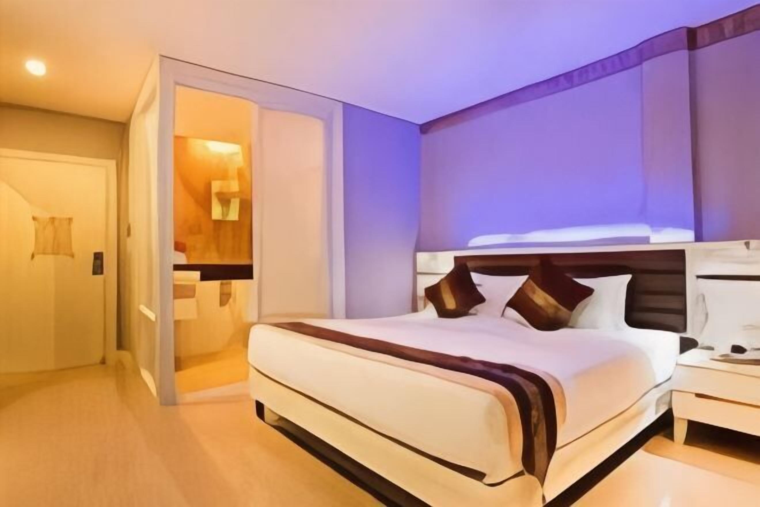 Ropa de cama de alta calidad, caja fuerte, escritorio y cortinas opacas