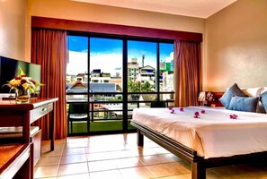 Premium bedding, in-room safe, desk, blackout drapes