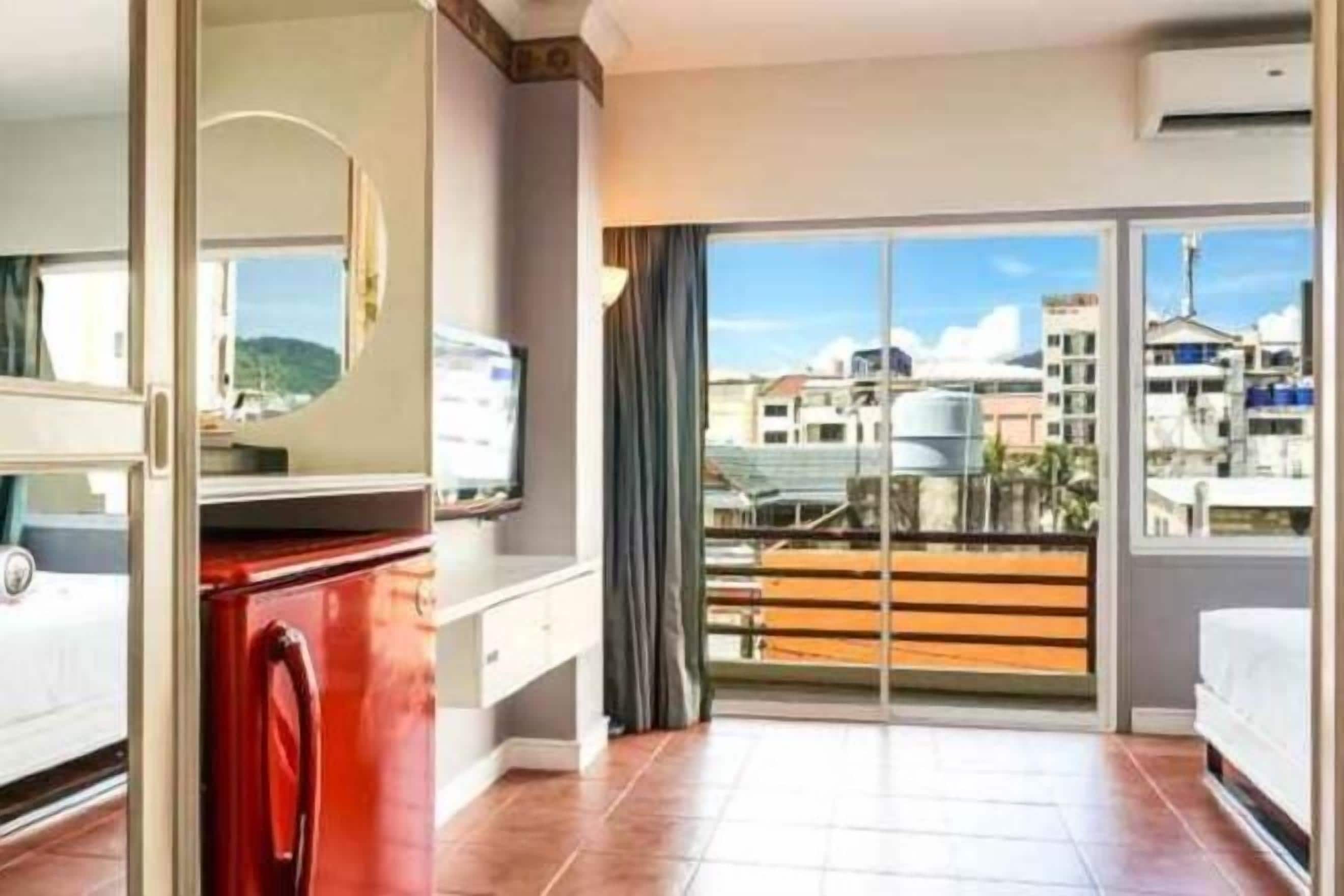 Seprai premium, brankas, meja kerja, dan tirai kedap cahaya