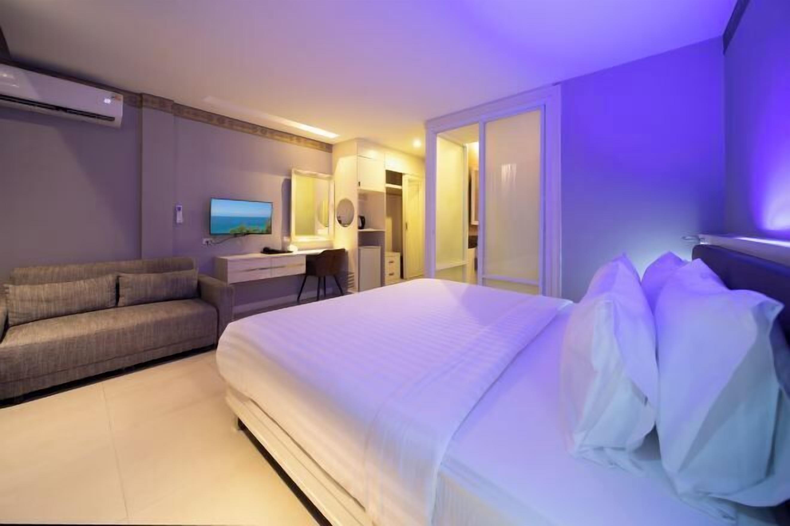 Premium bedding, in-room safe, desk, blackout curtains