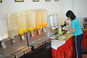 Se ofrece un desayuno bufé todos los días (por un coste adicional)
