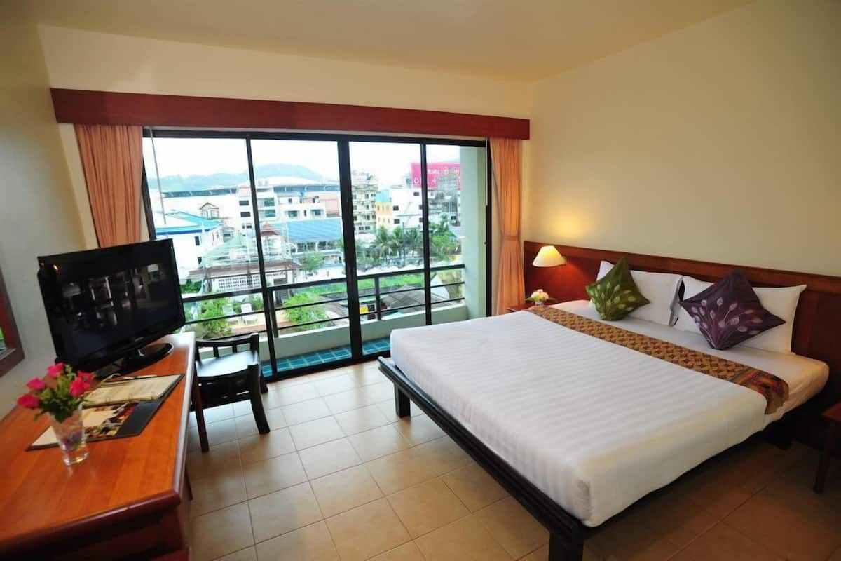 Premium bedding, in-room safe, desk, blackout drapes