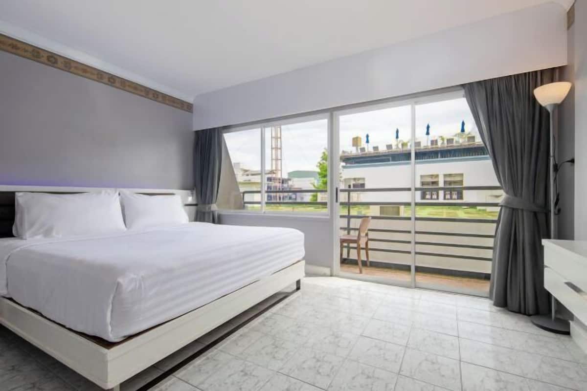 Premium bedding, in-room safe, desk, blackout drapes