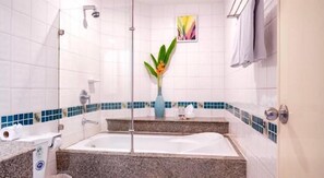 Grand Deluxe Room | 浴室 | 免費盥洗用品、吹風機、毛巾、肥皂