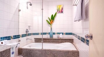 Artículos de tocador gratuitos, secador de pelo, toallas, jabón