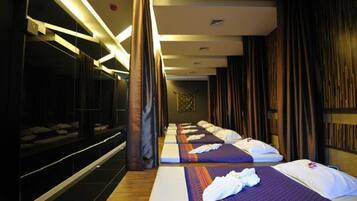 Salas de tratamiento para parejas, un sauna, baño turco