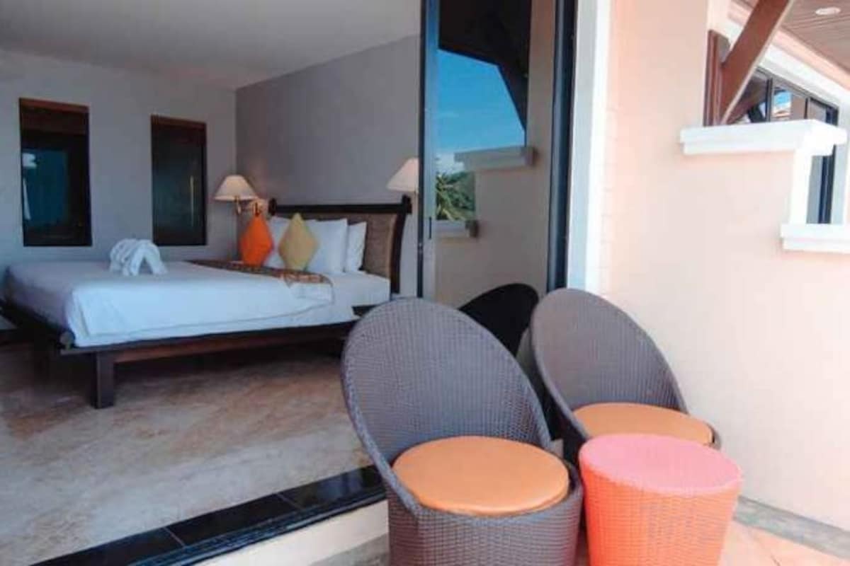 Minibar, in-room safe, WiFi (free), bed sheets