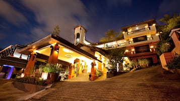 Bagian depan properti - sore/malam