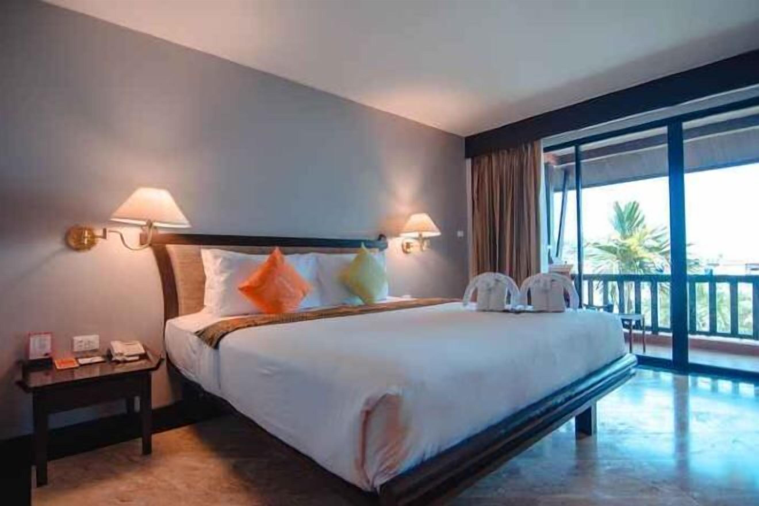 Minibar, in-room safe, free WiFi, bed sheets