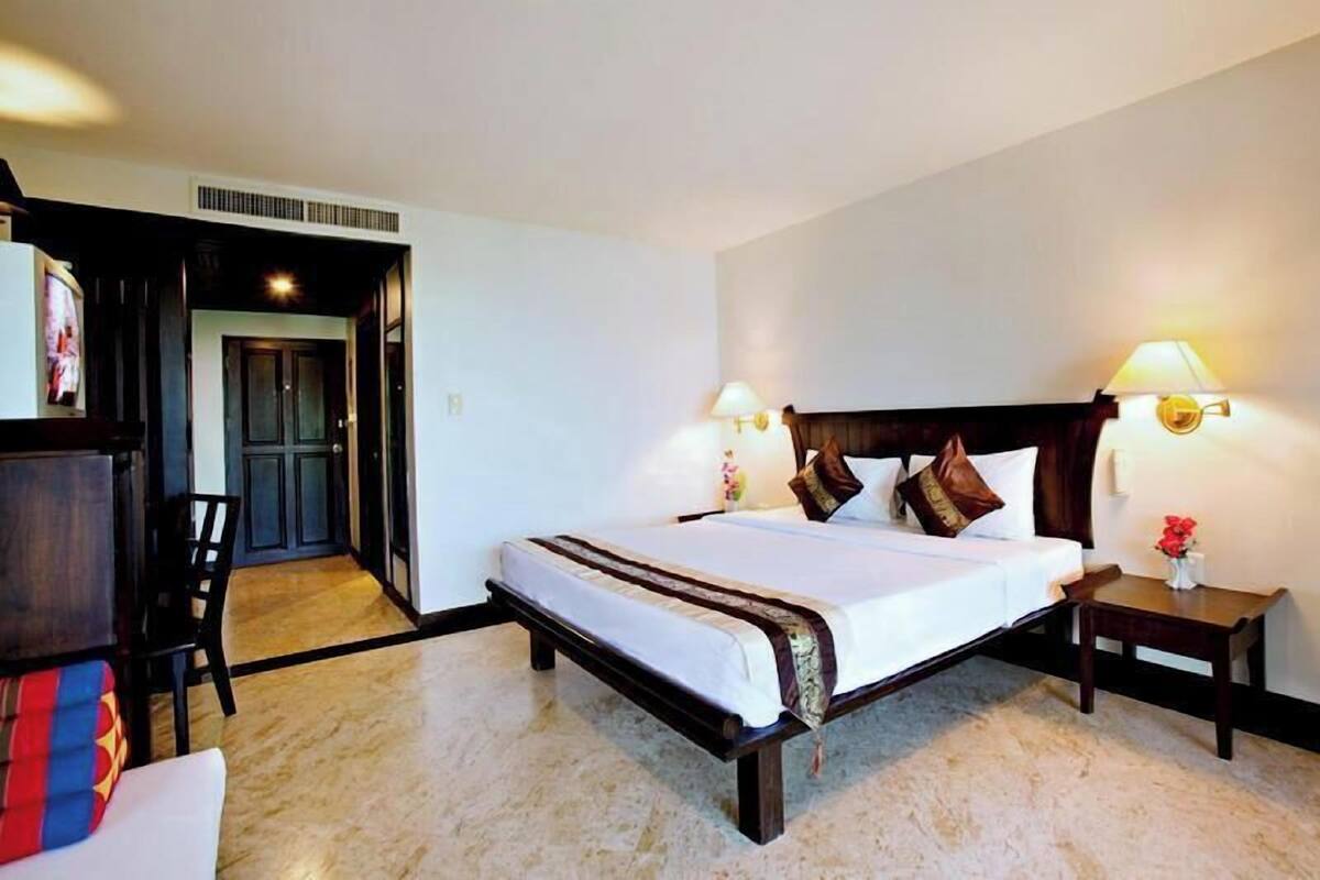 Minibar, in-room safe, free WiFi, bed sheets