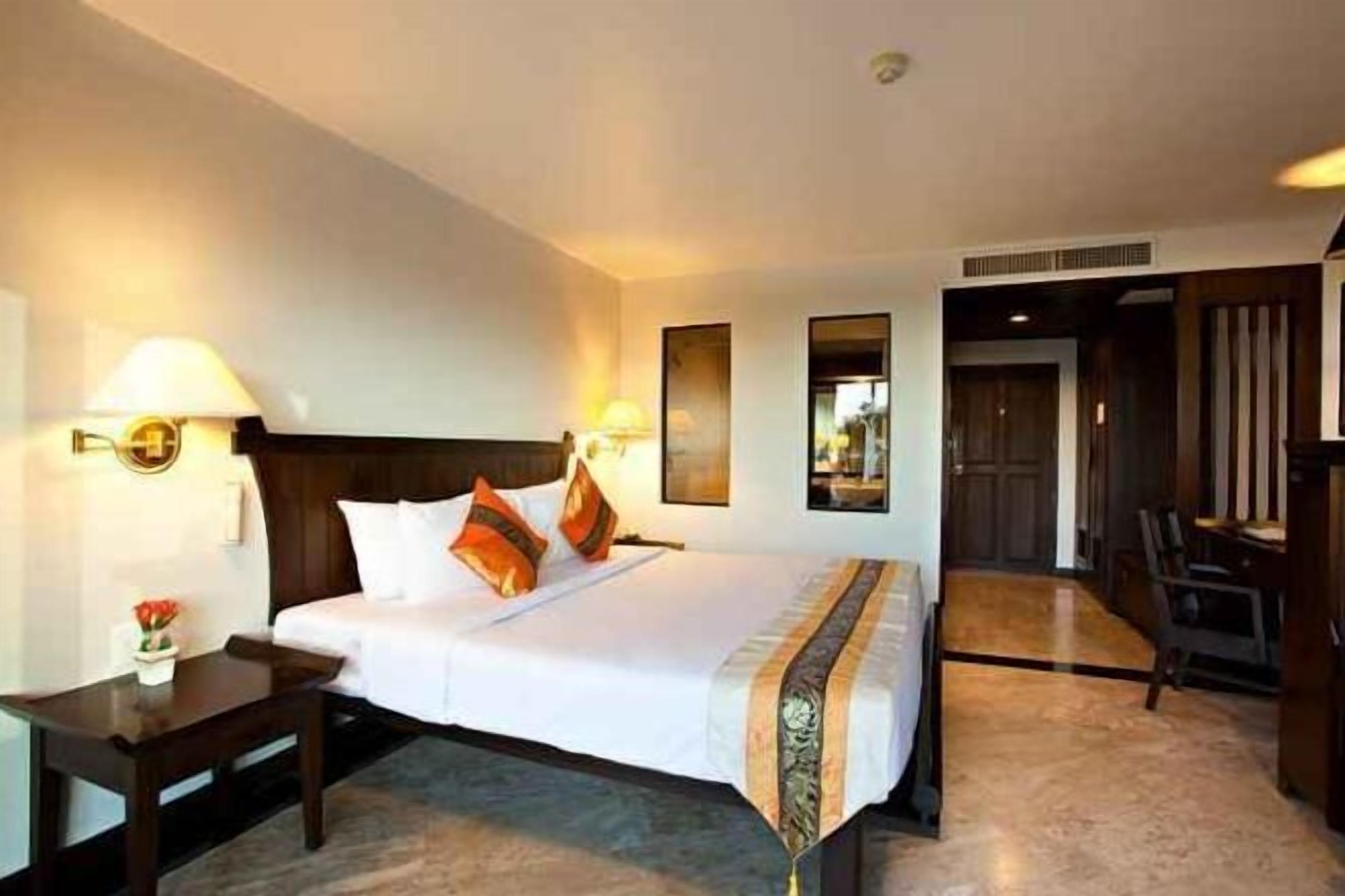Minibar, in-room safe, free WiFi, bed sheets