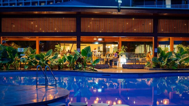 A poolside area with a restaurant and outdoor seating. - Holiday Inn Express Port Moresby by IHG (Port Moresby)