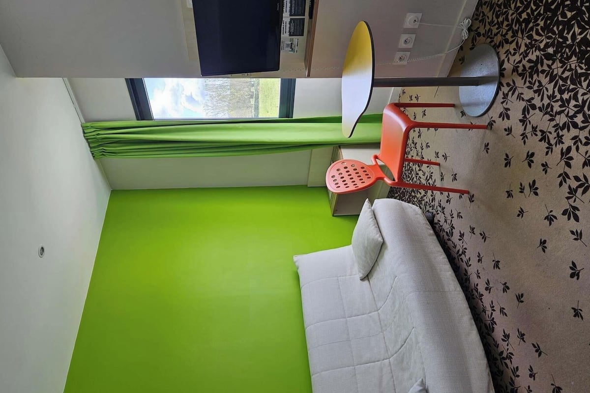 Kahden hengen standard-huone, 1 parisänky ja vuodesohva | Tallelokero huoneessa, työpöytä, pimennysverhot, äänieristys