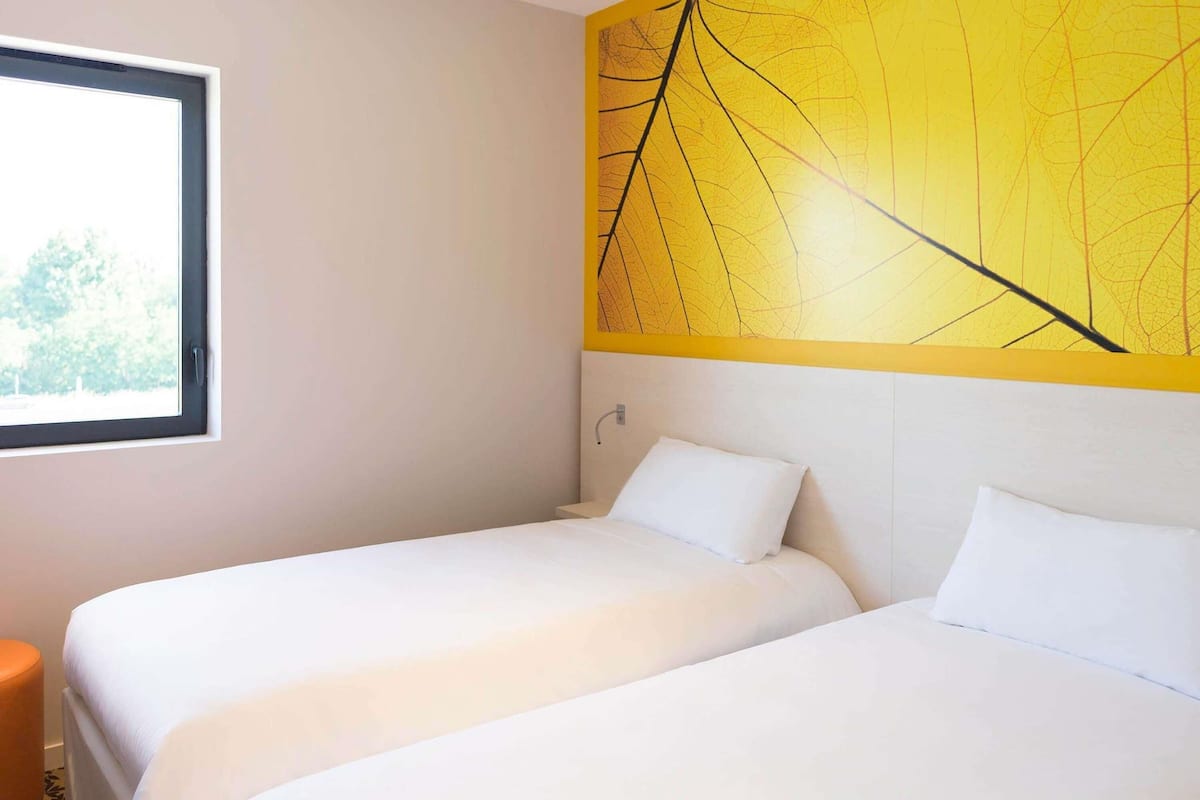 Standard Room, 2 Single Beds | In-room safe, desk, blackout curtains, soundproofing
