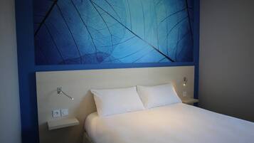 Chambre Standard, 1 lit double | Coffres-forts dans les chambres, bureau, rideaux occultants