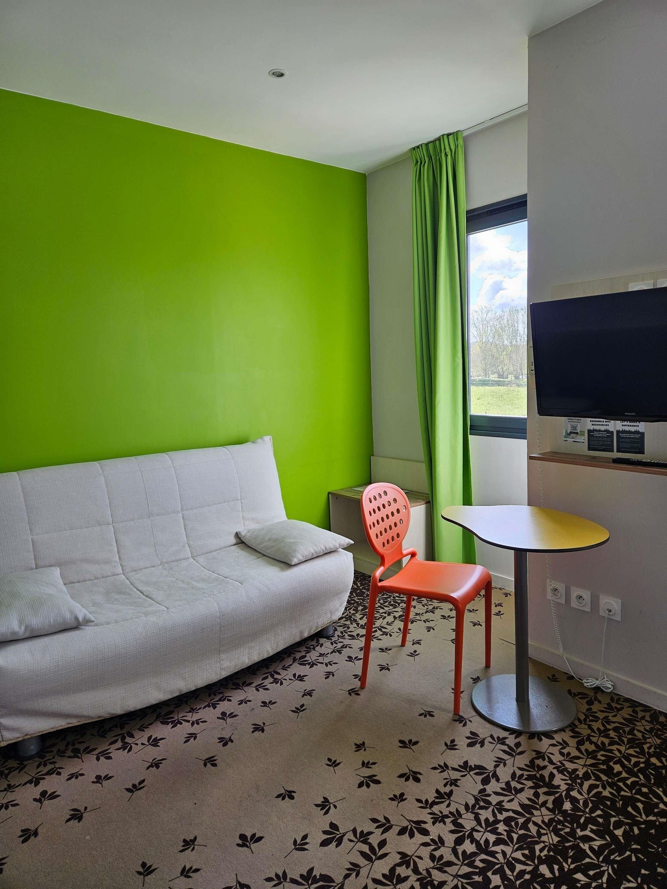 Dobbeltrom – standard, 1 dobbeltseng med sovesofa | Safe på rommet, skrivebord, blendingsgardiner og lydisolert