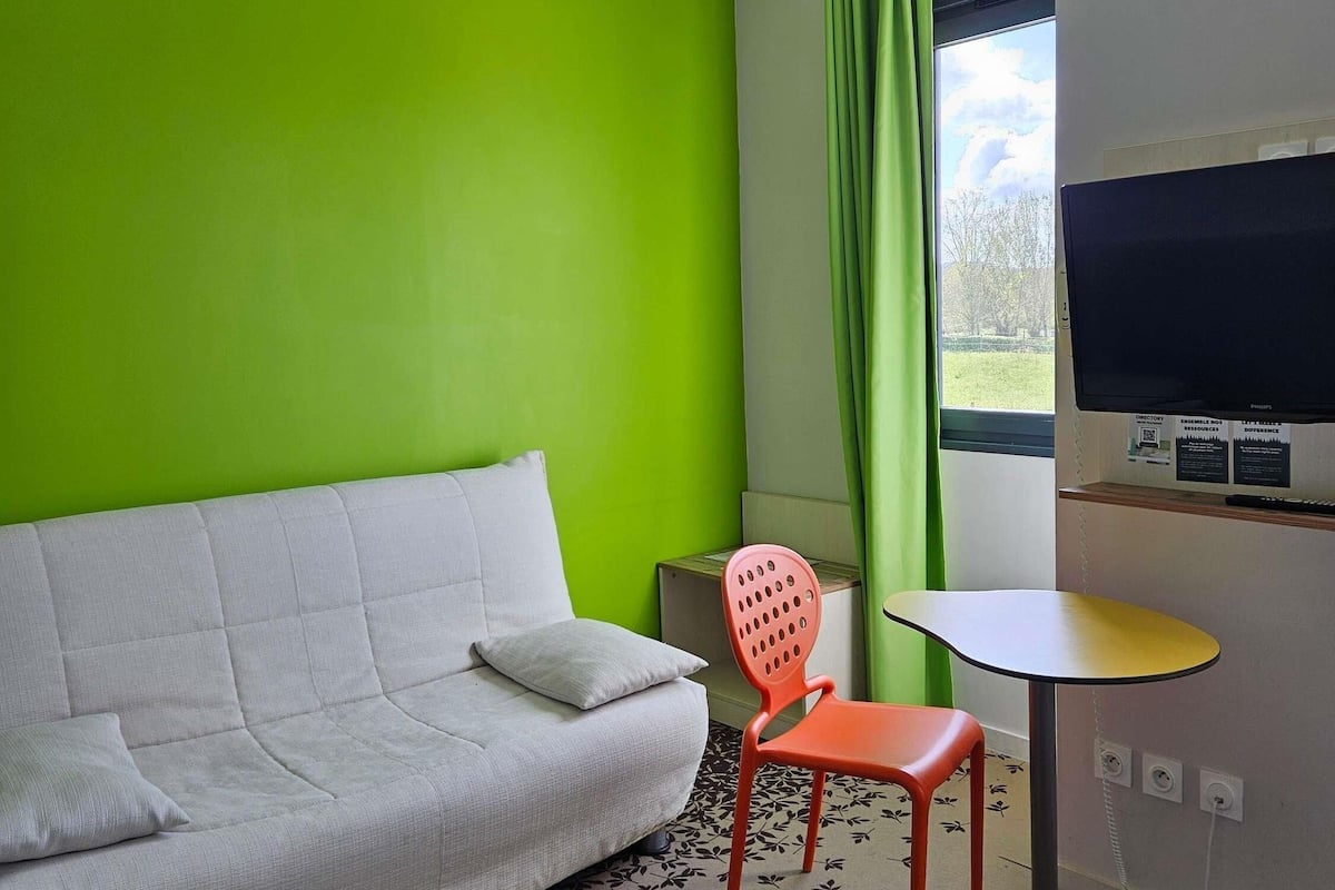 Standard-Doppelzimmer, 1 Doppelbett und Schlafsofa | Zimmersafe, Schreibtisch, Verdunkelungsvorhänge, schallisolierte Zimmer