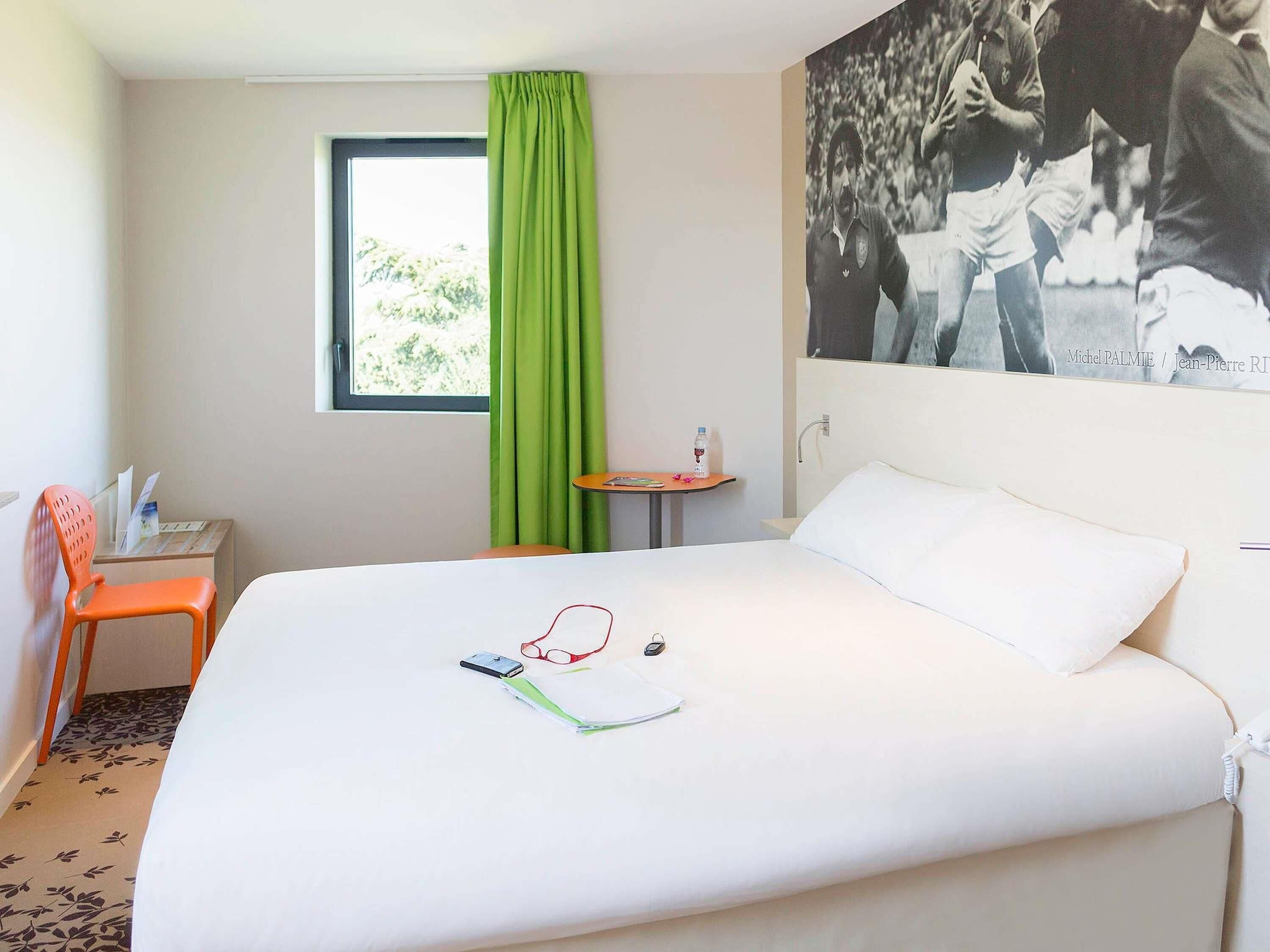 Chambre Double Standard, plusieurs lits | Coffres-forts dans les chambres, bureau, rideaux occultants
