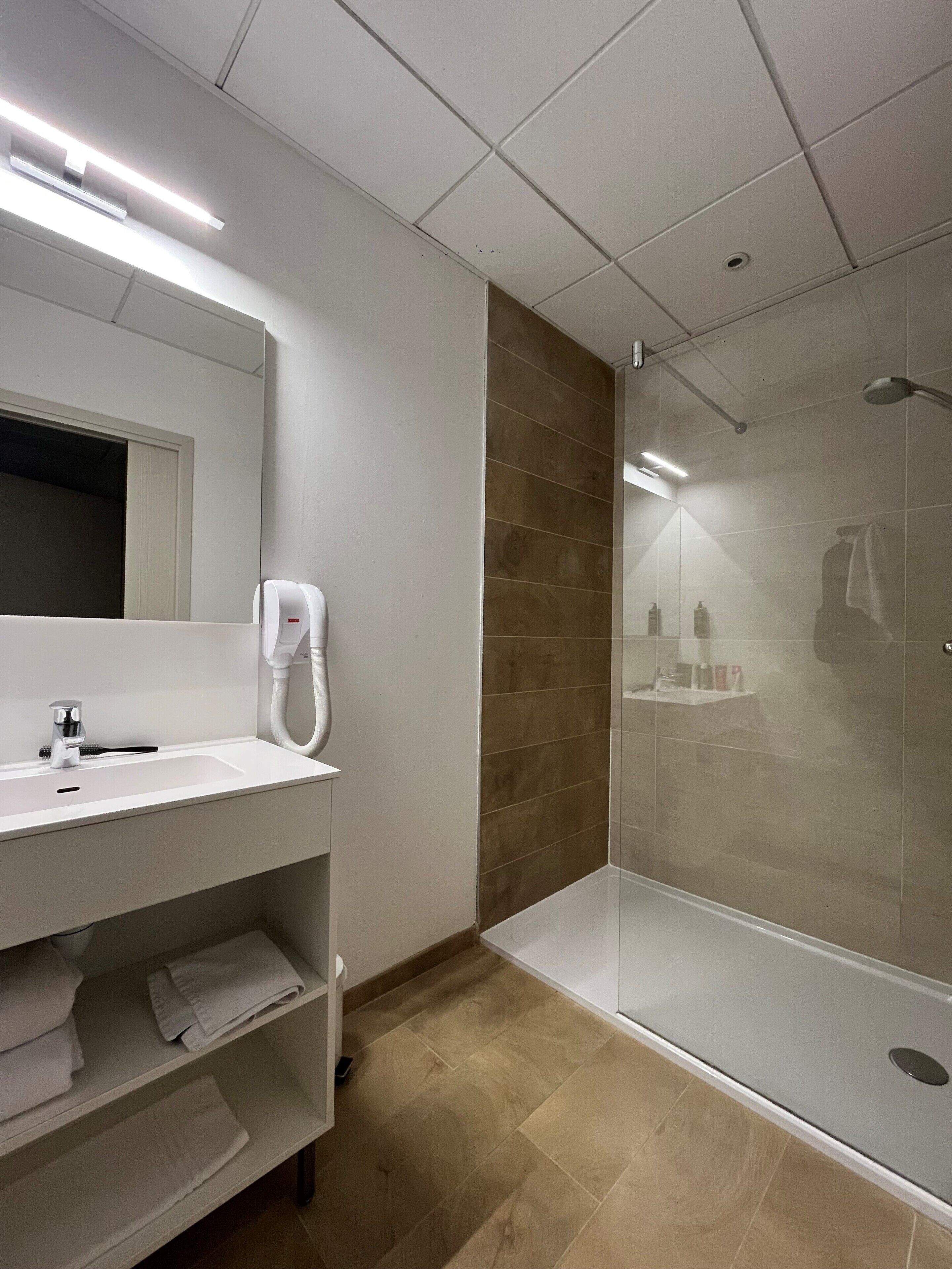 Chambre Double Standard, plusieurs lits | Salle de bain | Articles de toilette écologiques, sèche-cheveux, serviettes fournies