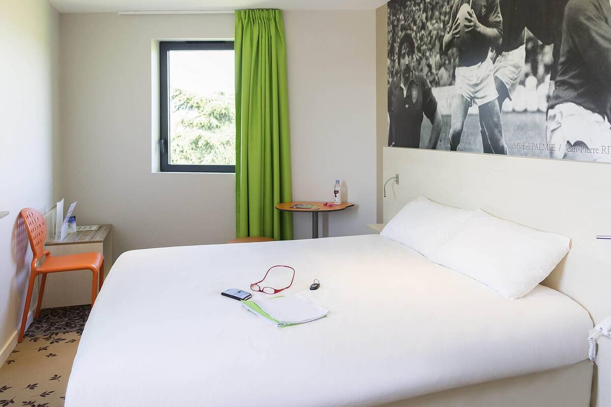 standard room, 1 double bed | in-room safe, desk, blackout curtains, soundproofing