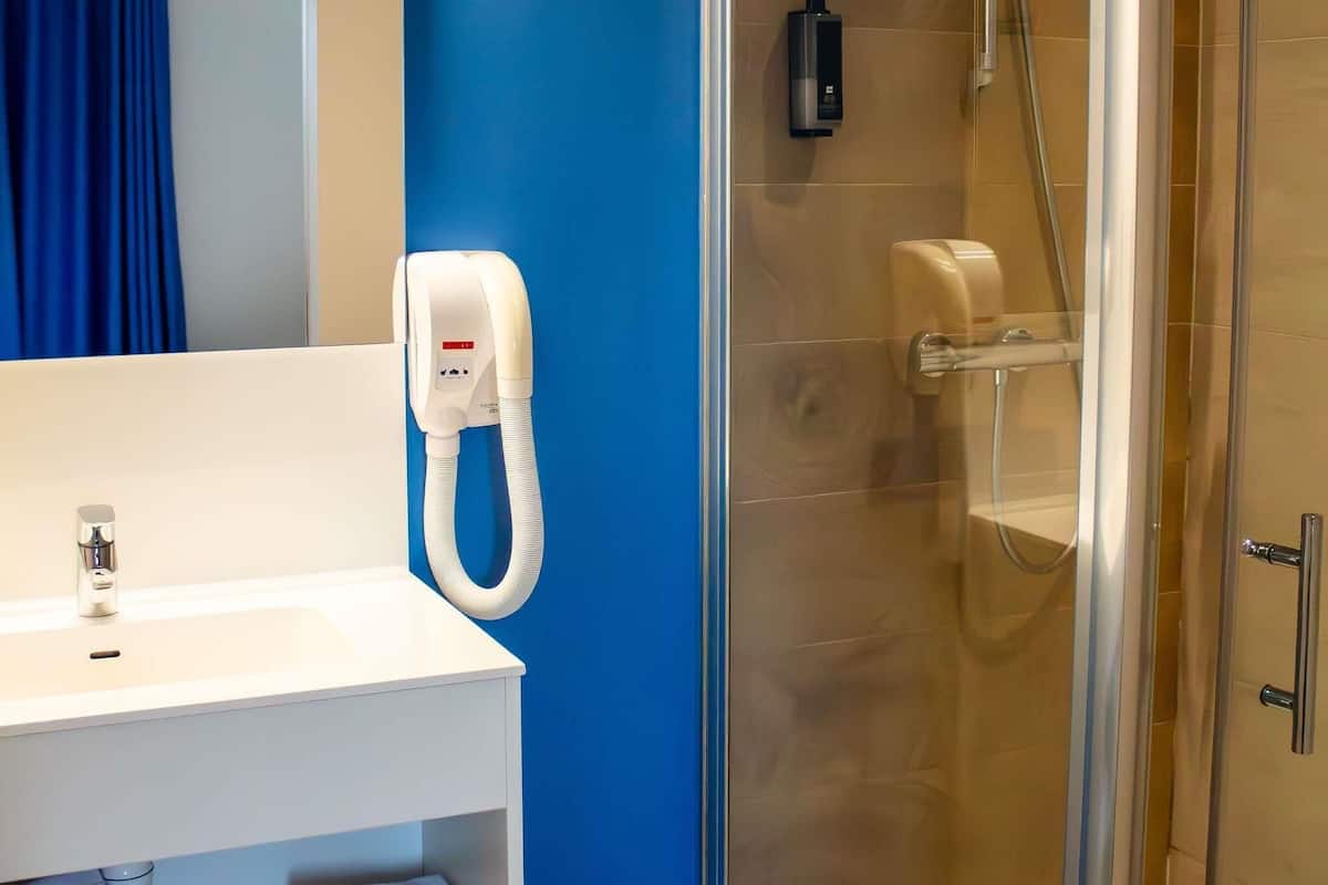 Standard Room, 2 Twin Beds | In-room safe, desk, blackout drapes, soundproofing