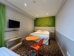 標準雙人房, 1 張標準雙人床及 1 張梳化床 | 房內夾萬、書桌、遮光窗簾/窗簾、隔音