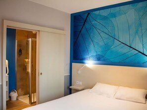 Habitación estándar, 1 cama matrimonial | Caja de seguridad en la habitación, escritorio y cortinas blackout 