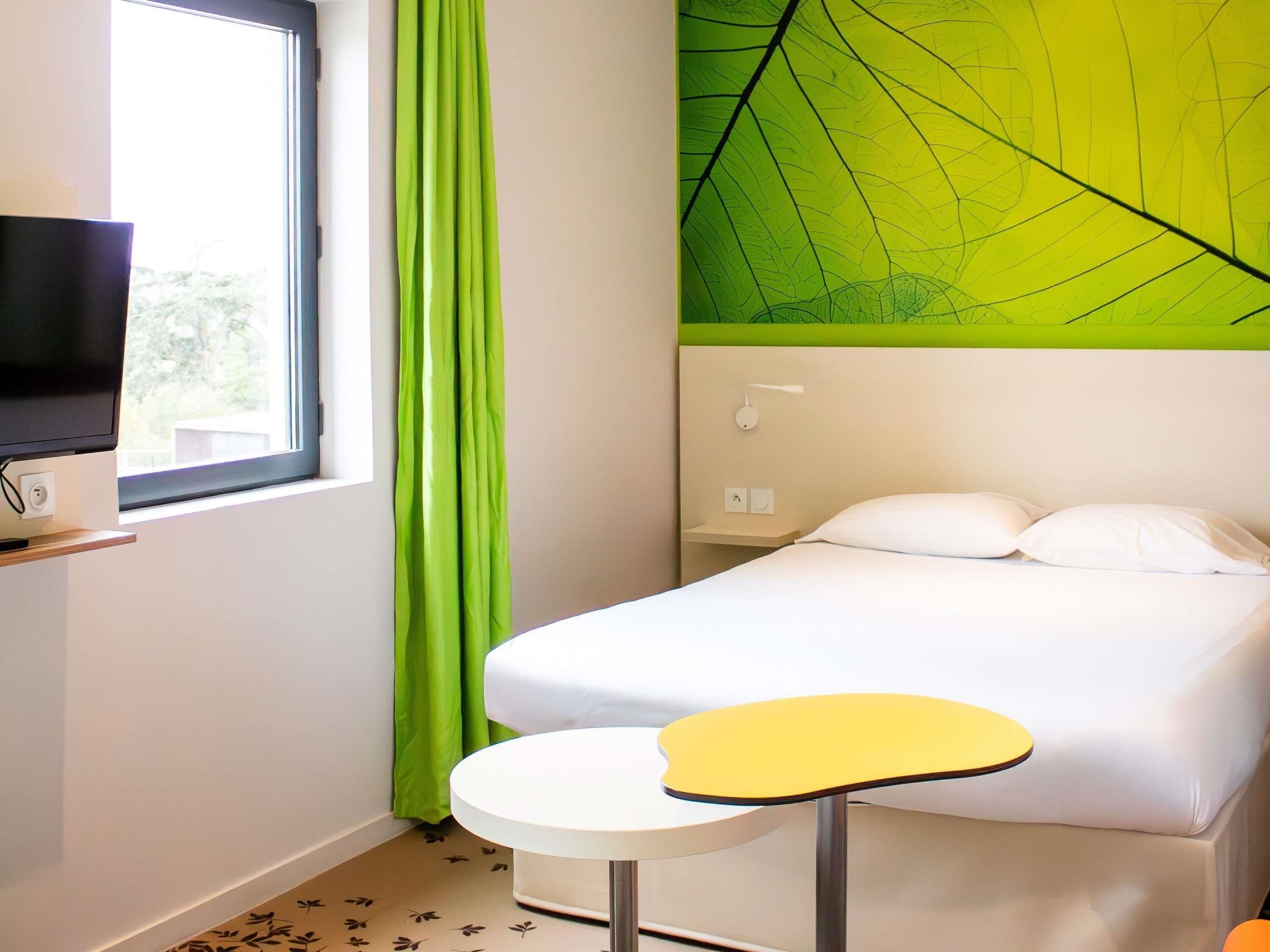 Habitación doble estándar, 1 cama matrimonial y sofá cama | Caja de seguridad en la habitación, escritorio y cortinas blackout 