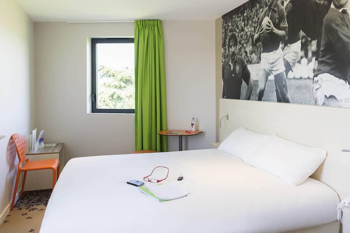 Standardzimmer, 1 Doppelbett | Zimmersafe, Schreibtisch, Verdunkelungsvorhänge, schallisolierte Zimmer