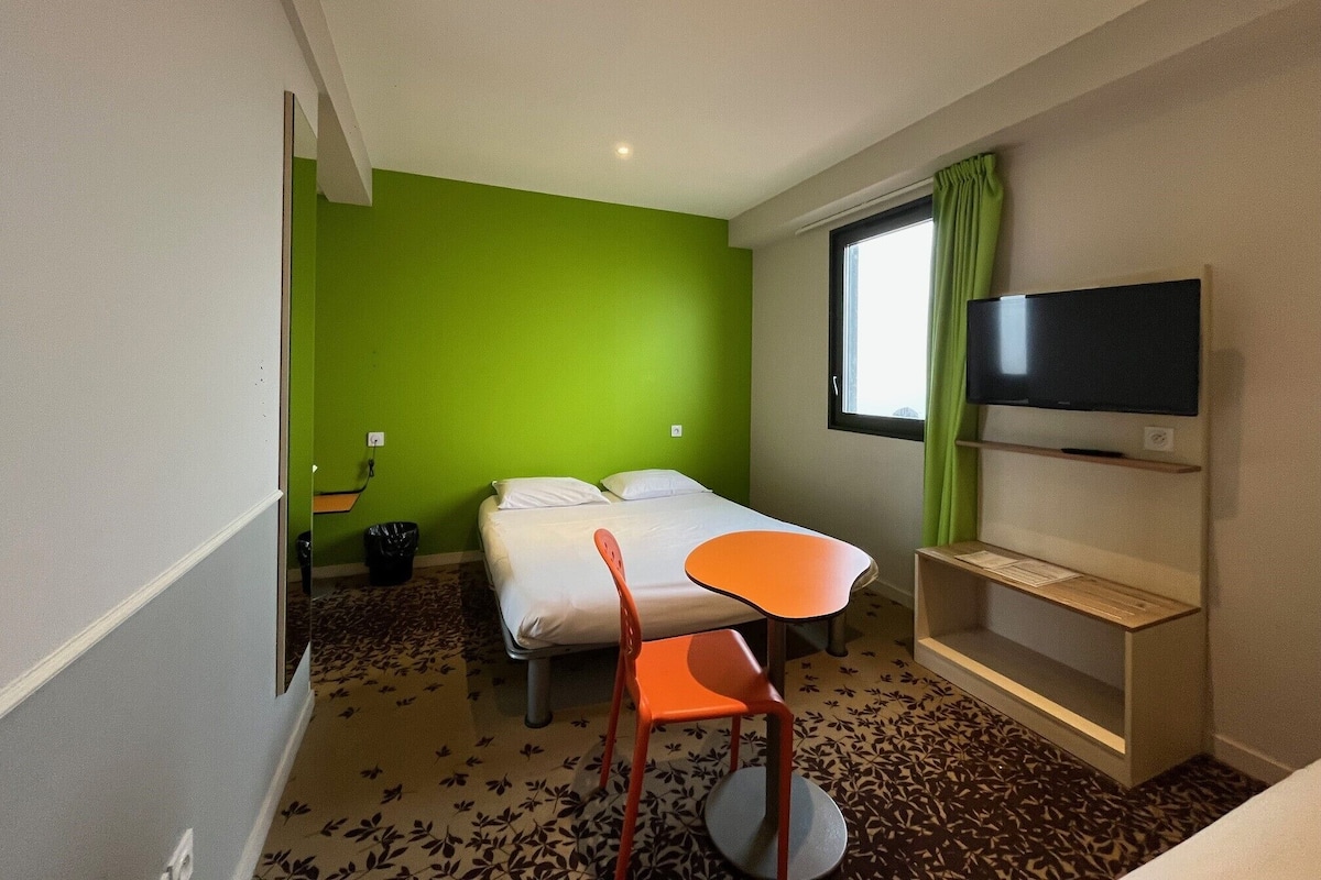 Dobbeltrom – standard, 1 dobbeltseng med sovesofa | Safe på rommet, skrivebord, blendingsgardiner og lydisolert