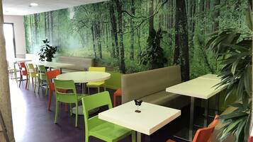 Dagelijks ontbijtbuffet (EUR 13 per persoon)