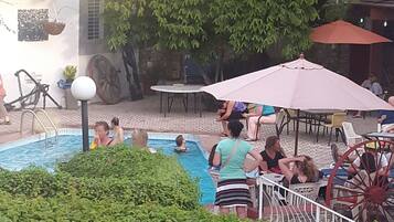 Piscine extérieure, chaises longues