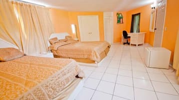 Chambre Double Confort, 1 chambre, non-fumeurs, vue jardin | Coffres-forts dans les chambres, décoration personnalisée