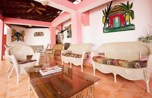 Coin salon dans le hall