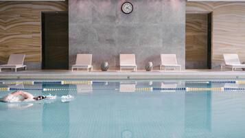 Piscine couverte, chaises longues