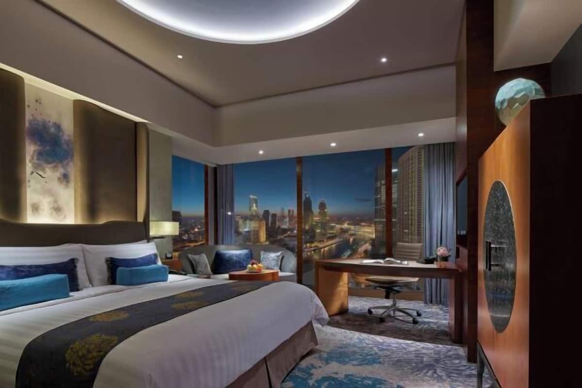Bộ đồ giường kháng dị ứng, chăn bông, minibar, két bảo mật tại phòng
