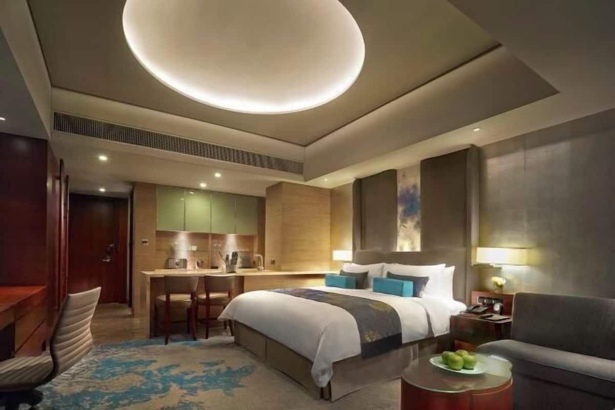 Bộ đồ giường kháng dị ứng, chăn bông, minibar, két bảo mật tại phòng