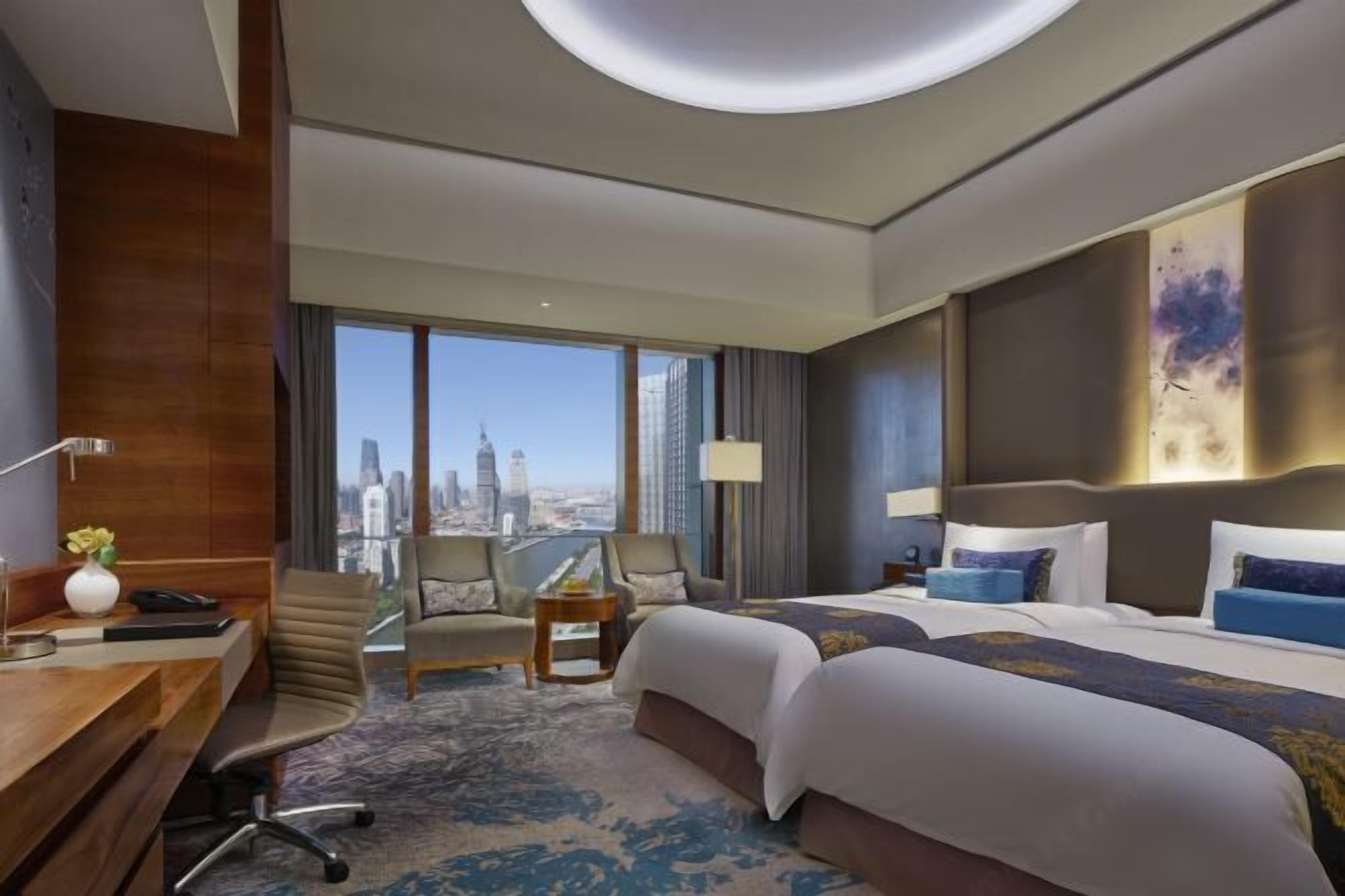 Ropa de cama hipoalergénica, edredones de plumas, minibar y caja fuerte